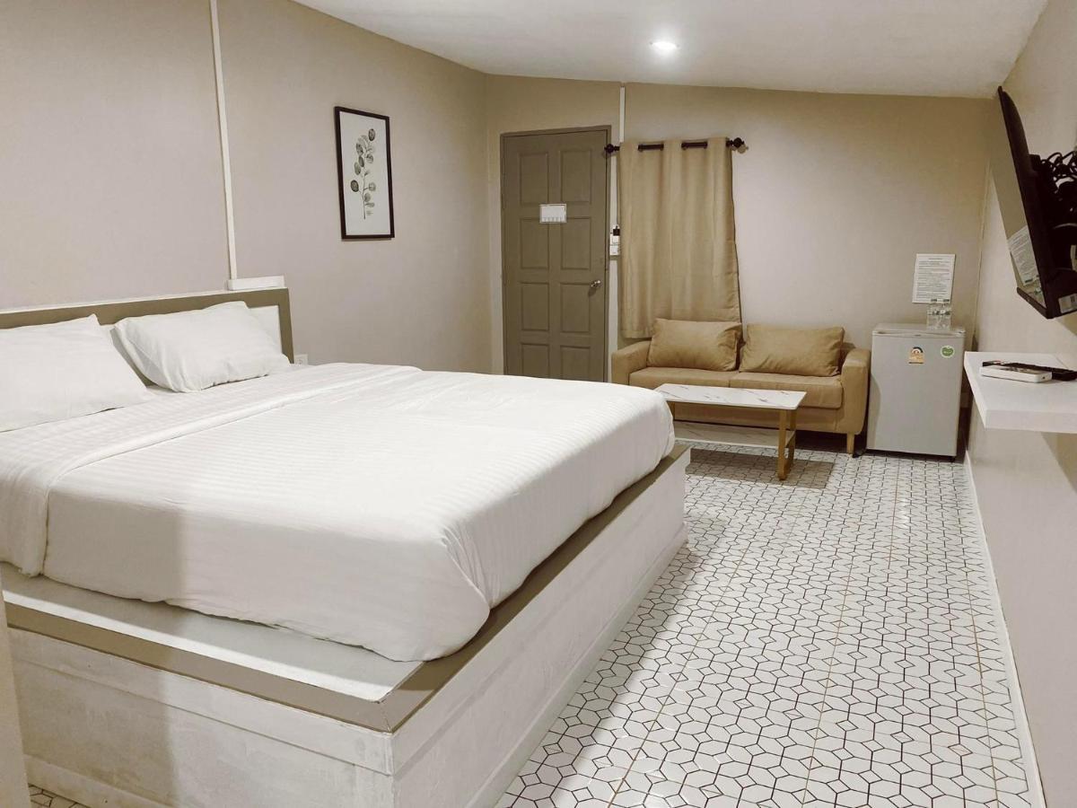 Juni House Chumphon Bed and Breakfast Exteriör bild