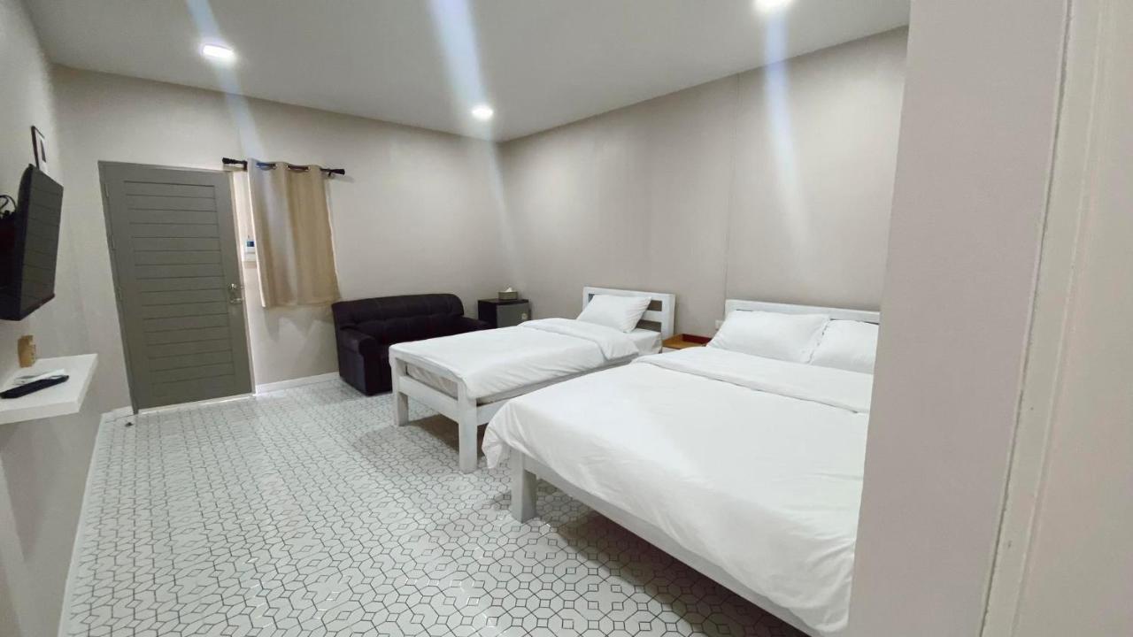 Juni House Chumphon Bed and Breakfast Exteriör bild