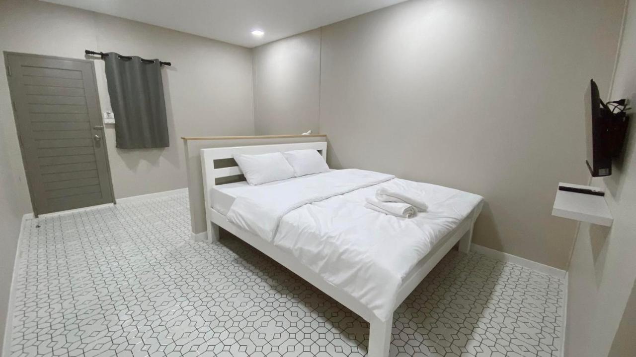 Juni House Chumphon Bed and Breakfast Exteriör bild