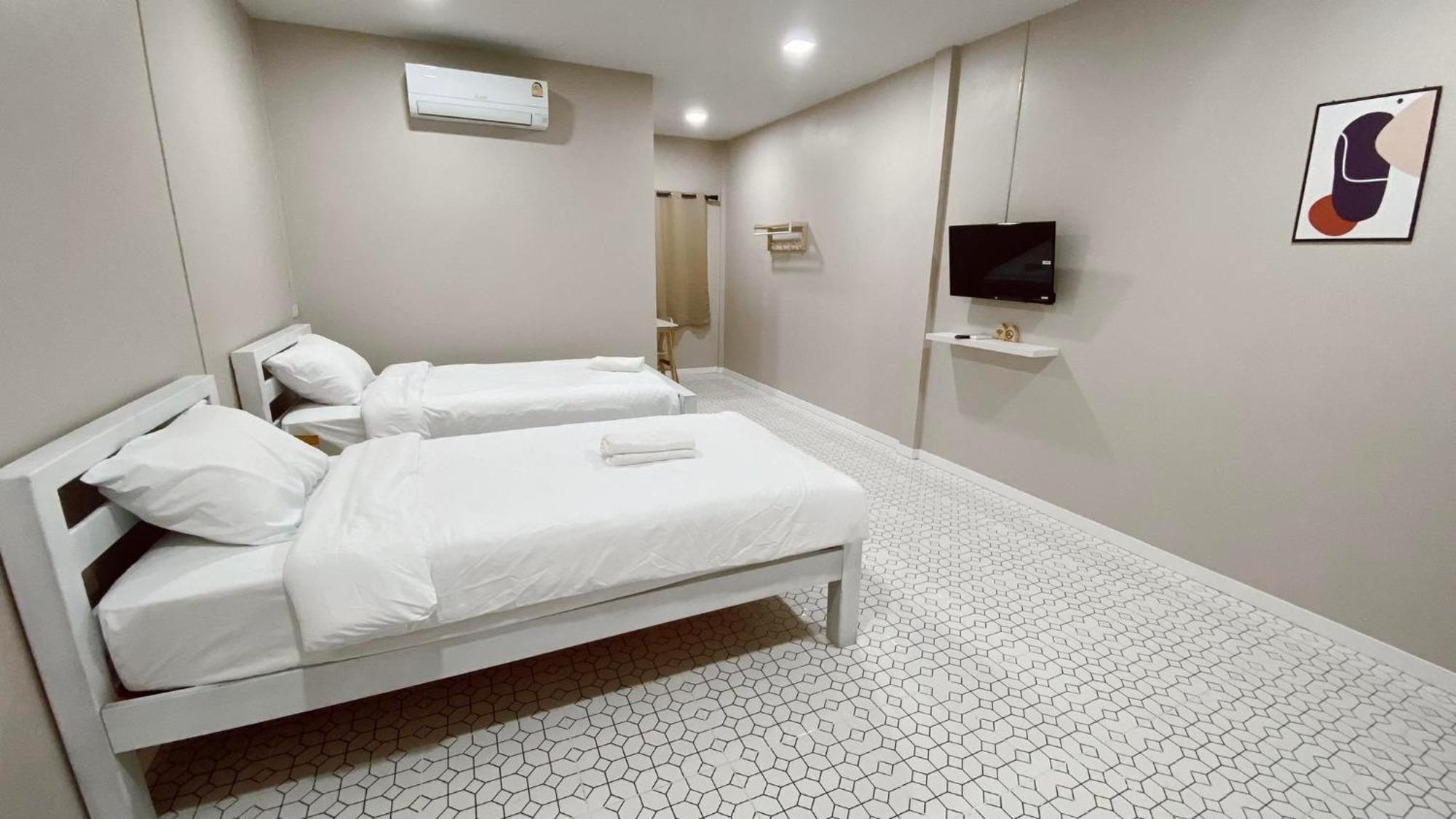 Juni House Chumphon Bed and Breakfast Exteriör bild