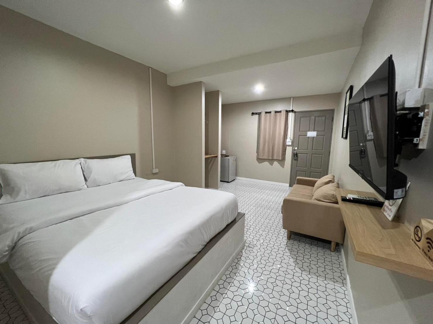Juni House Chumphon Bed and Breakfast Exteriör bild