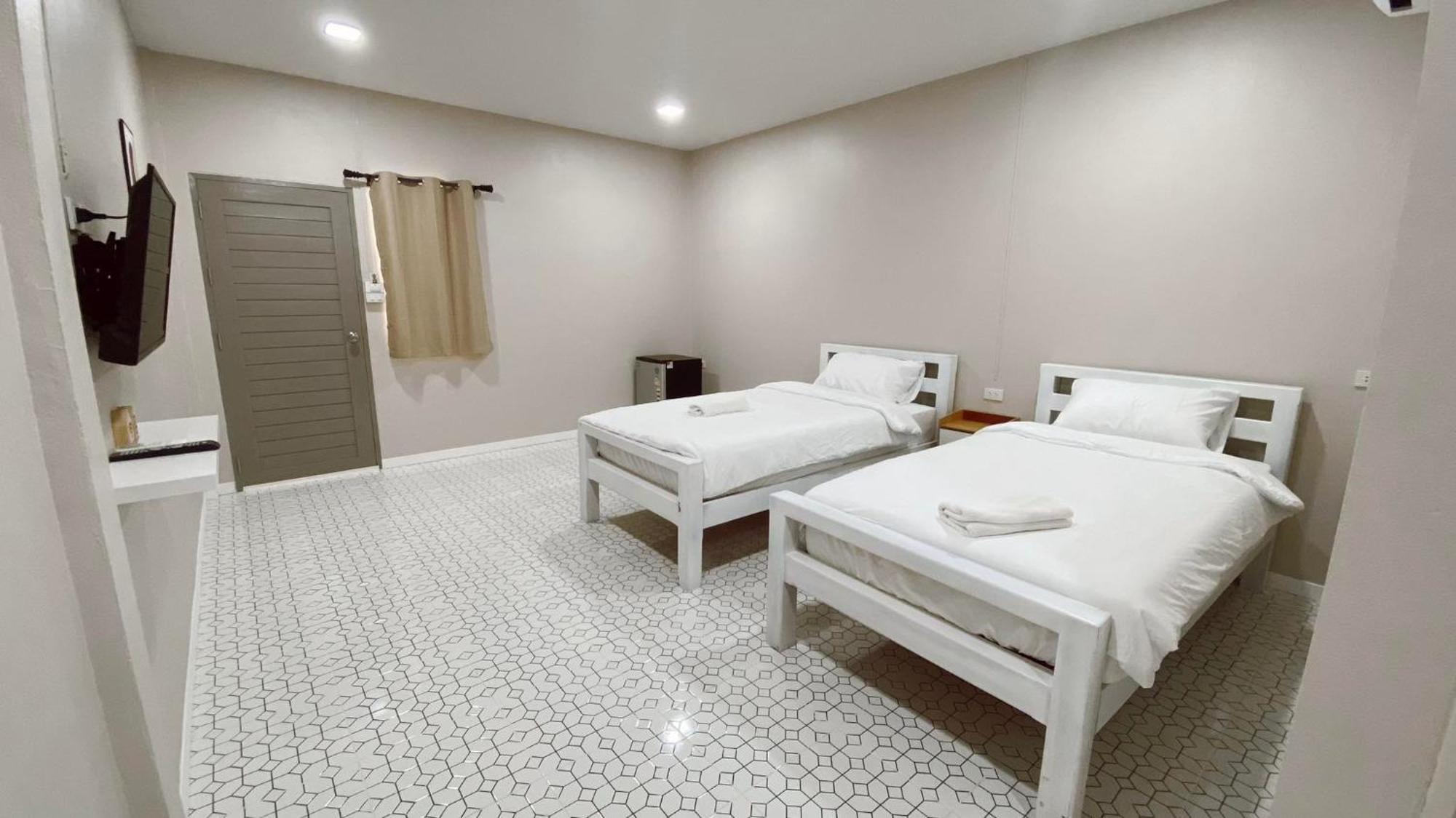 Juni House Chumphon Bed and Breakfast Exteriör bild