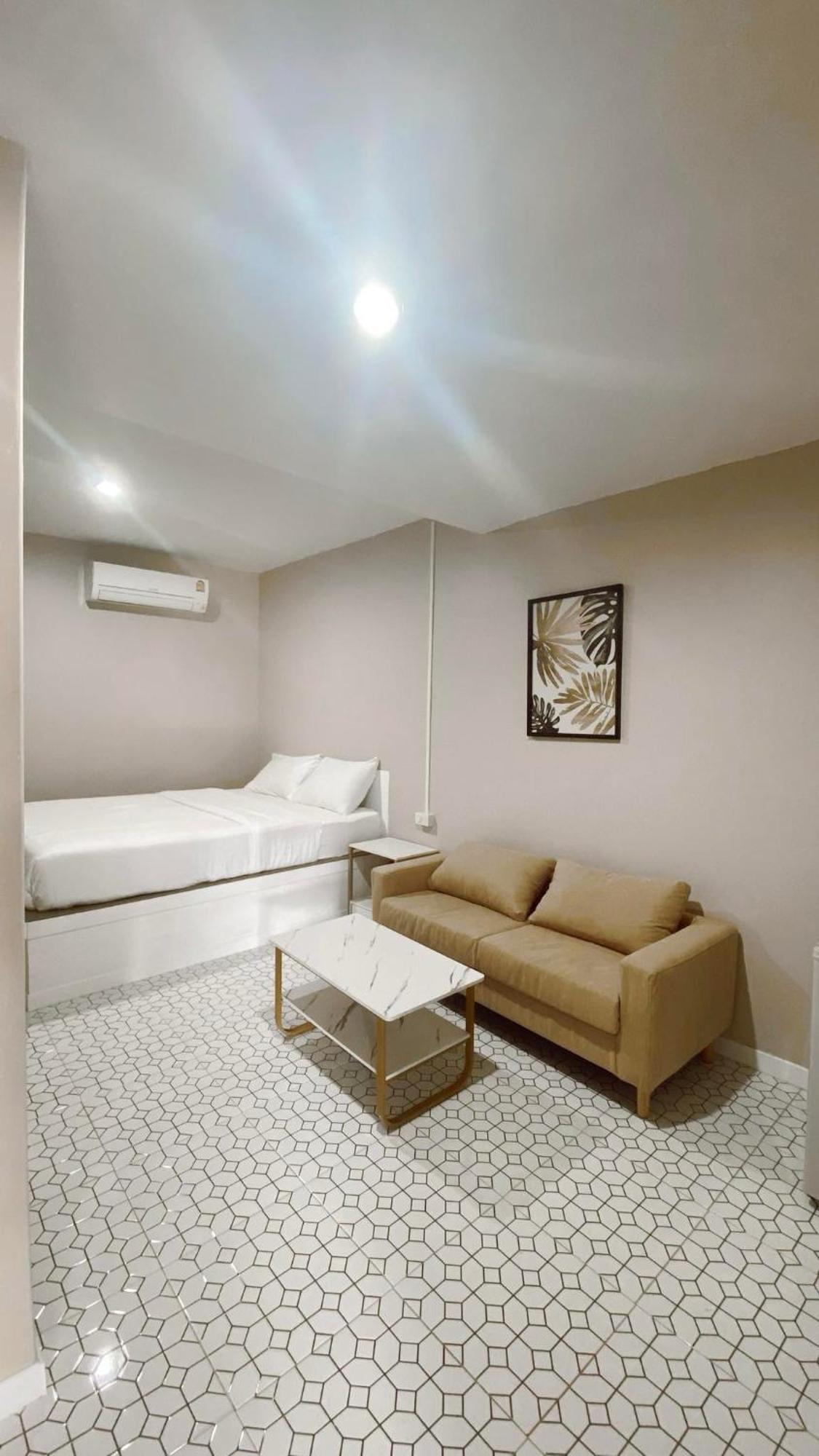 Juni House Chumphon Bed and Breakfast Exteriör bild