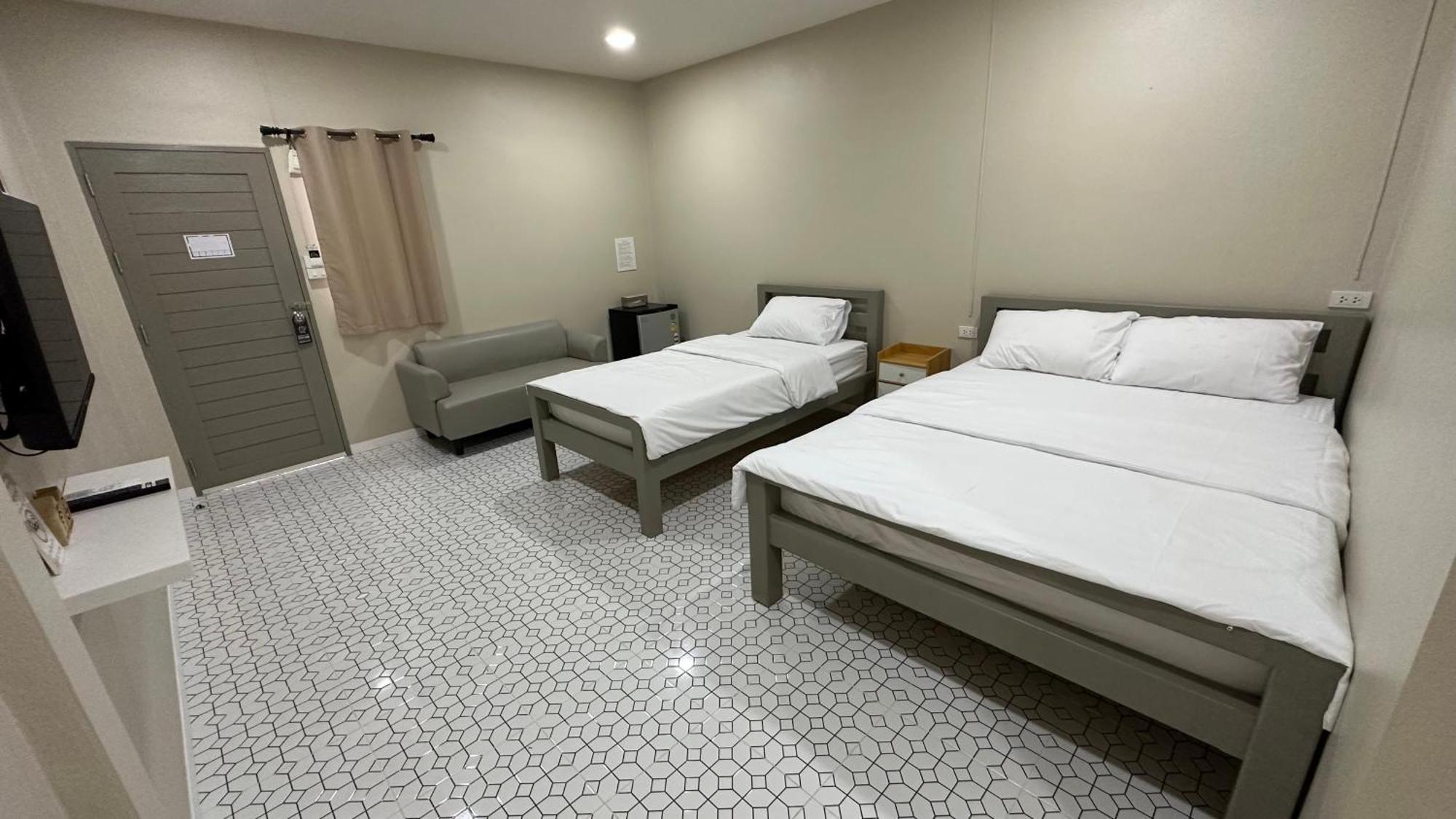 Juni House Chumphon Bed and Breakfast Exteriör bild