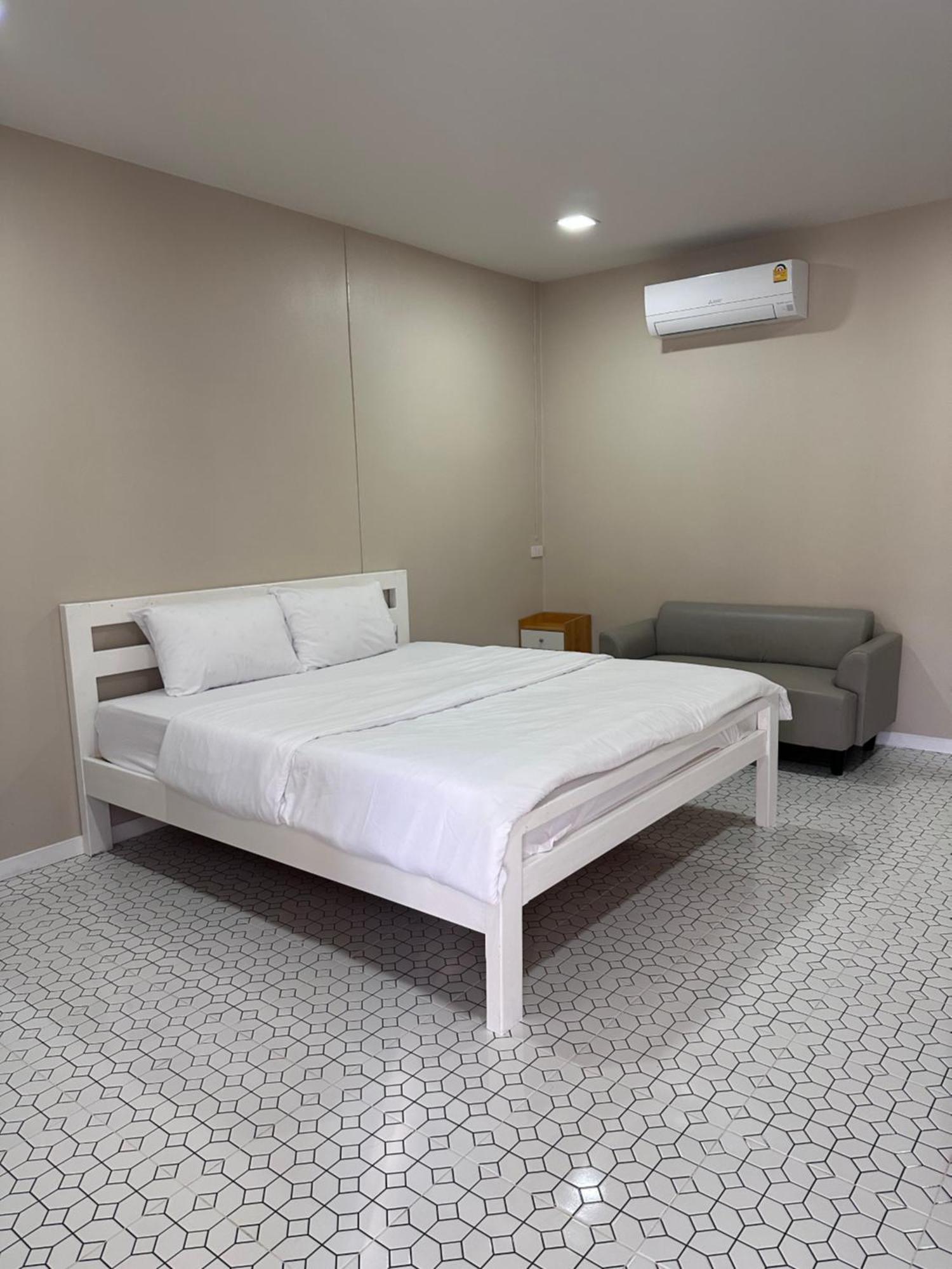 Juni House Chumphon Bed and Breakfast Exteriör bild