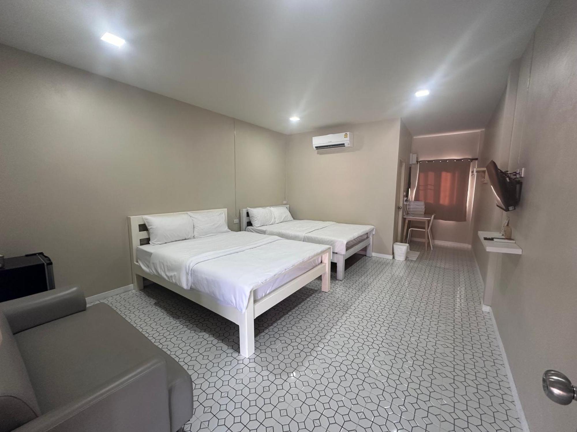 Juni House Chumphon Bed and Breakfast Exteriör bild