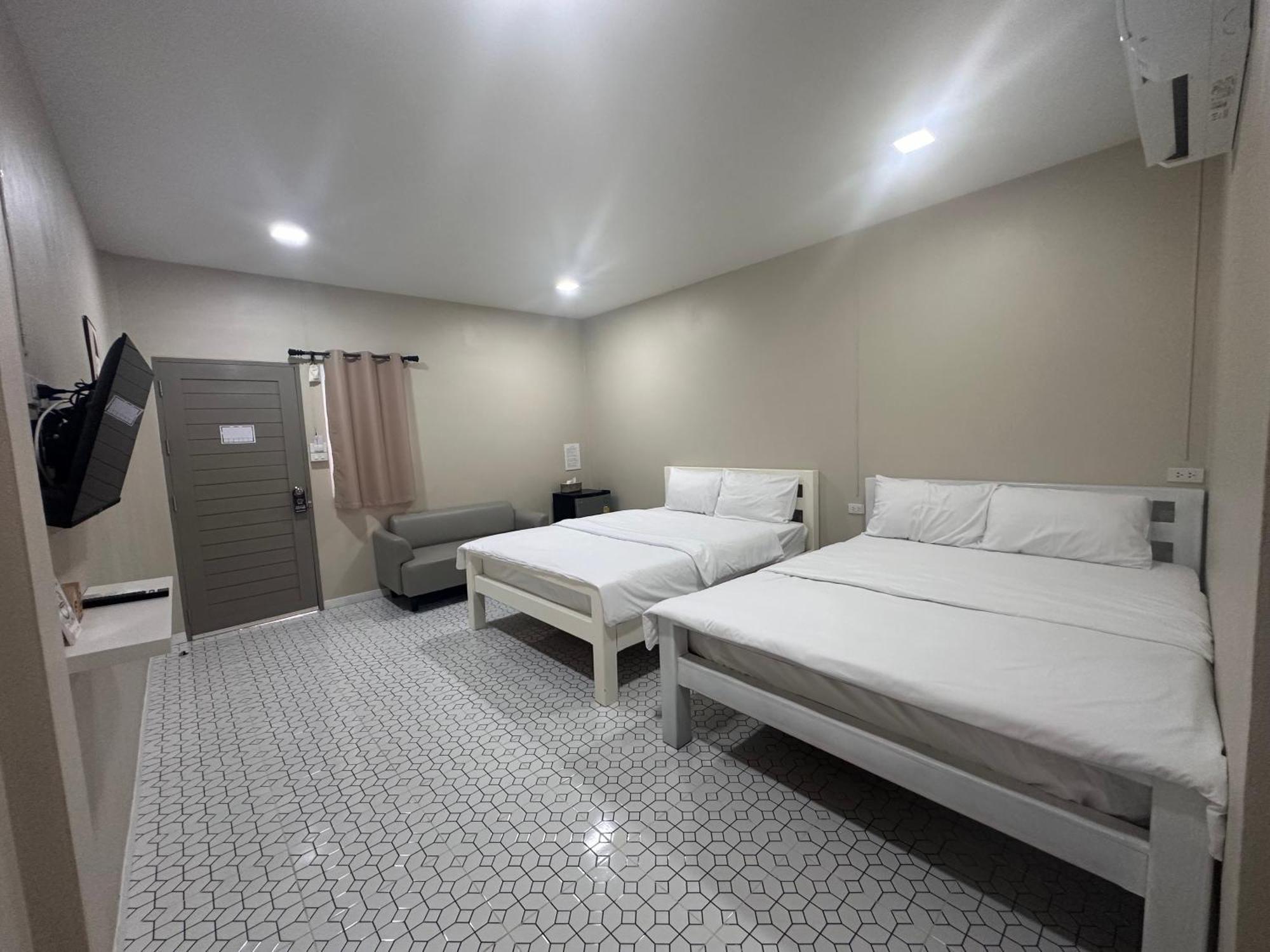 Juni House Chumphon Bed and Breakfast Exteriör bild